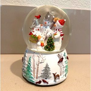 NWOT Collectible Musical Winter Wonderland Glitterdome Resin Snow Globe.